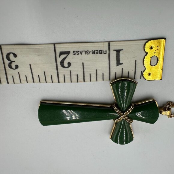 Vintage Avon Juliet Cross Necklace Gold Tone Green Lucite Rope Chain 30 Inch - Picture 6 of 9